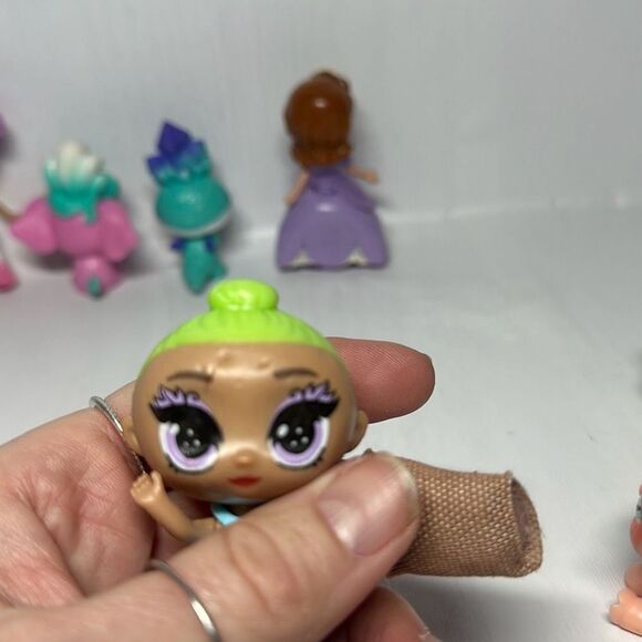 Lot of 7 Misc Mini Figurines Littlest Pet Shop Disney Sofia Shopkins Zuru - Picture 13 of 14
